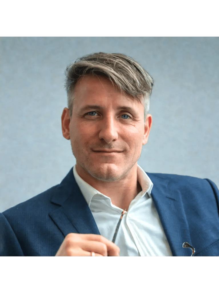 EN: Portrait of Matthaeus Bauernberger, martial arts instructor and leadership coach. FR: Portrait de Matthaeus Bauernberger, instructeur d’arts martiaux et coach en leadership.