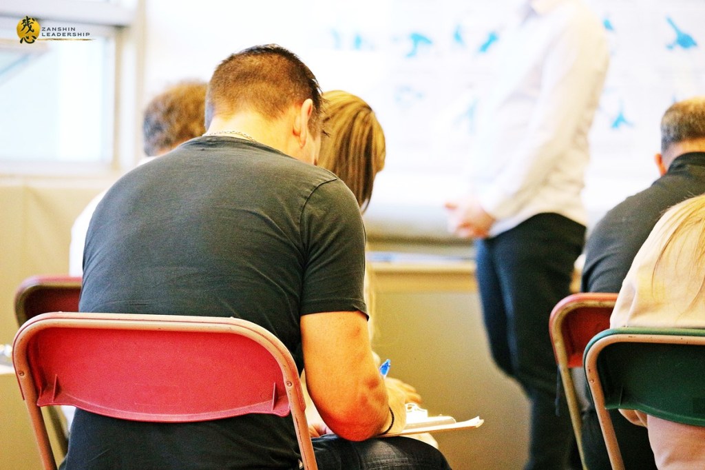 Deux participants en pleine discussion lors d’un exercice de leadership.