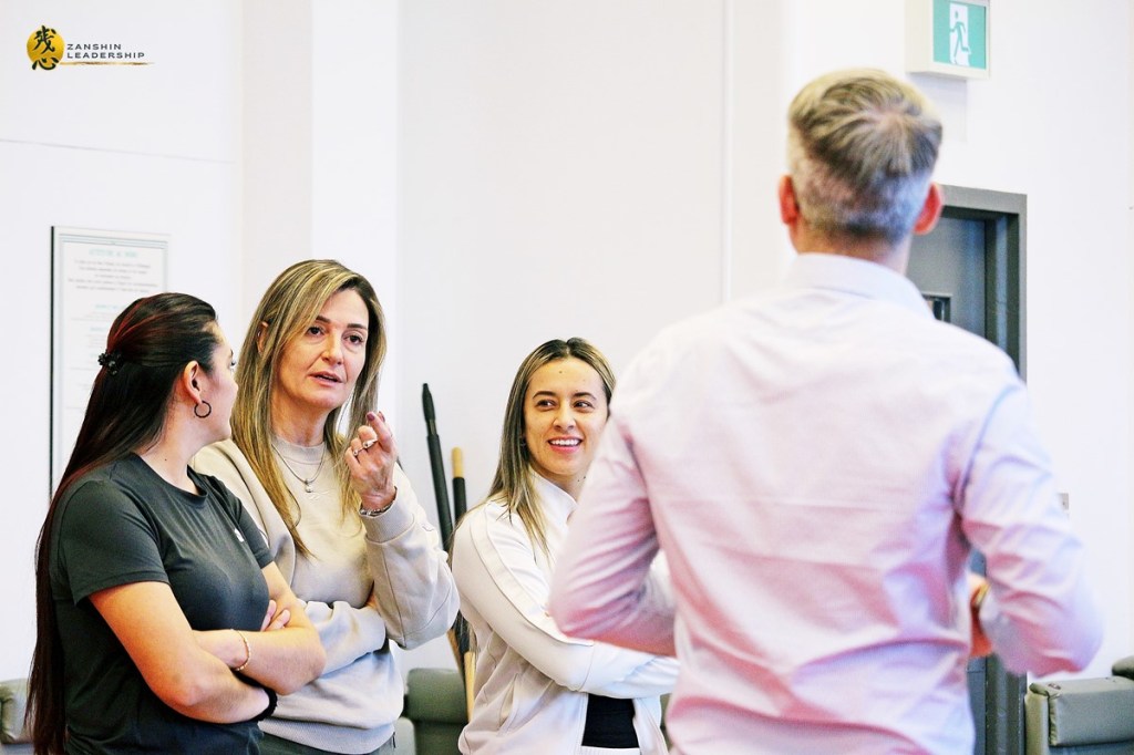 Matthaeus montrant une posture à une participante pendant l'atelier.