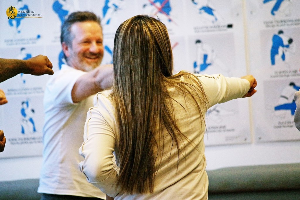 Participant et participante effectuant un mouvement guidé.