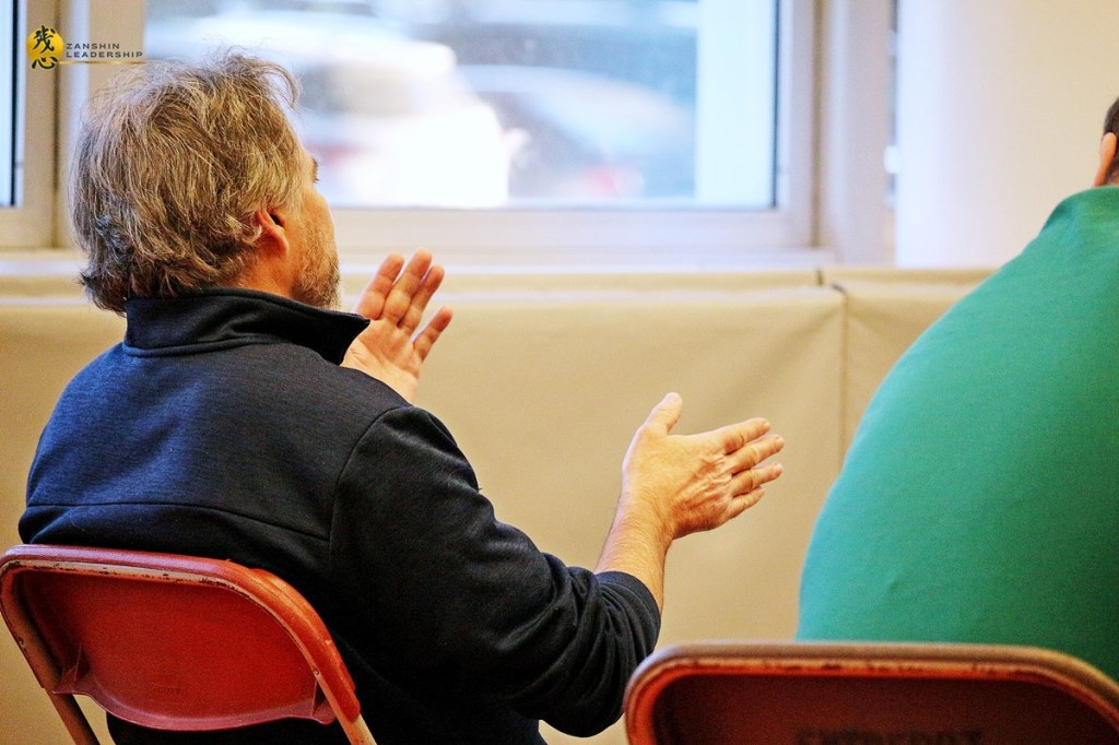 Matthaeus démontrant un geste à un groupe.