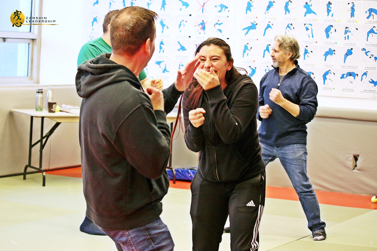 Deux participants se saluent dans un cadre de dojo.