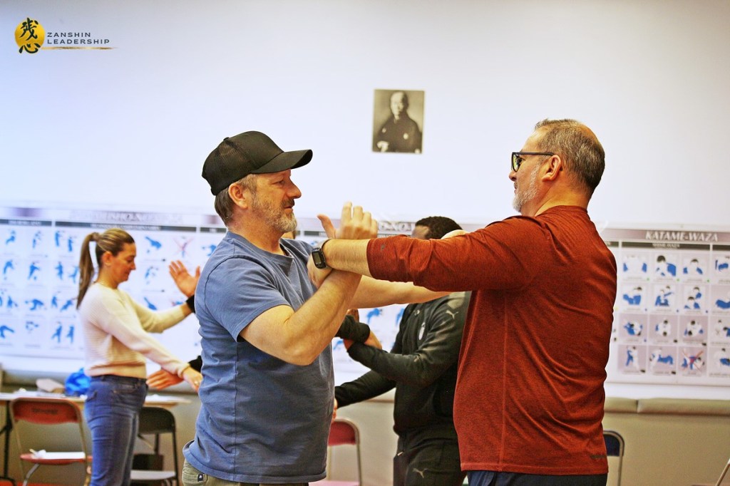 Bras croisés dans un exercice de feedback gestuel.