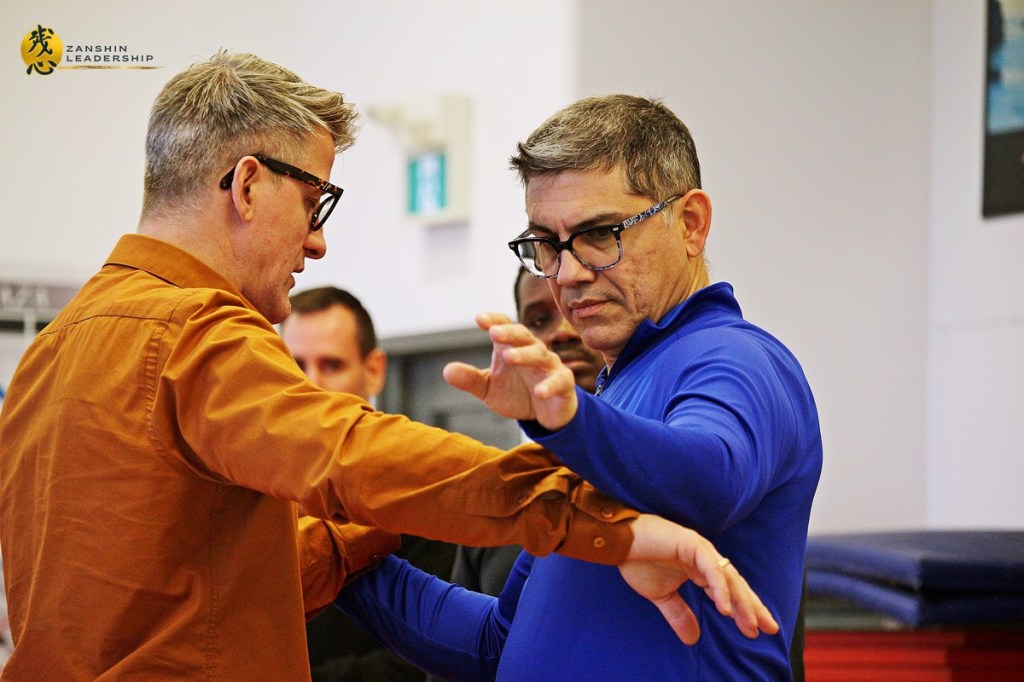 Deux personnes se tenant les mains pendant une interaction guidée.