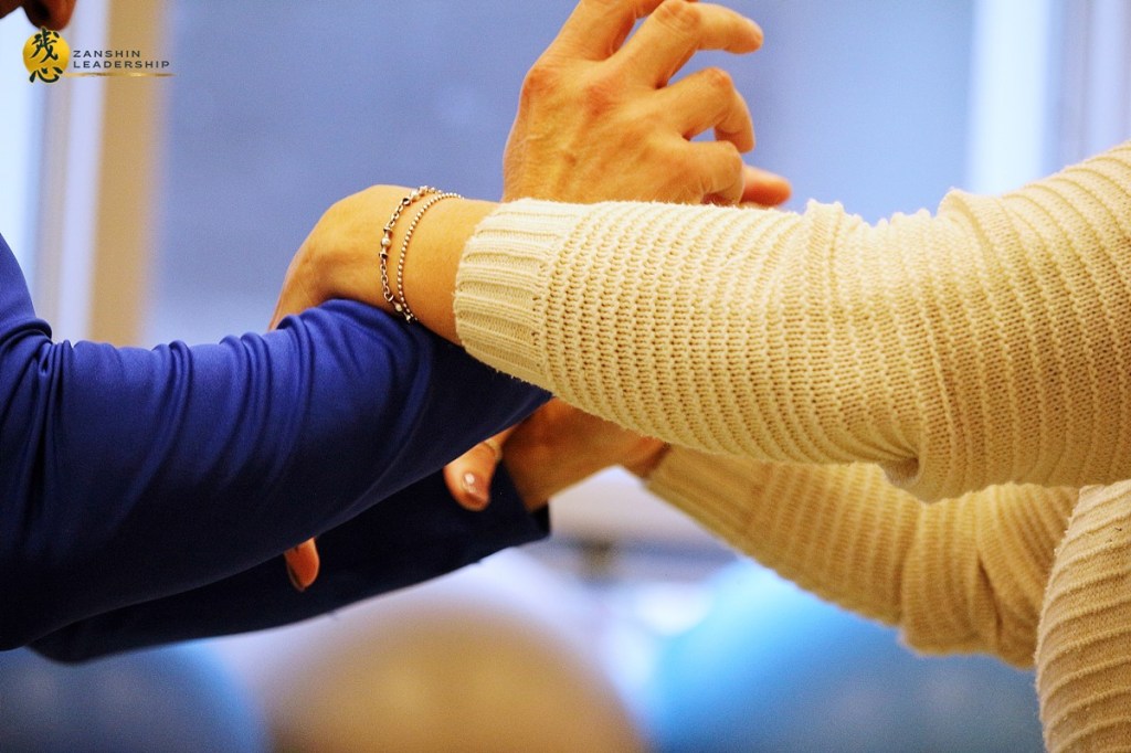 Formateur debout devant un tableau illustré lors d’un atelier.