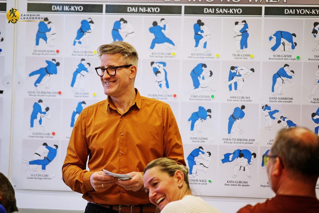 Vue arrière de participants assis écoutant Matthaeus.