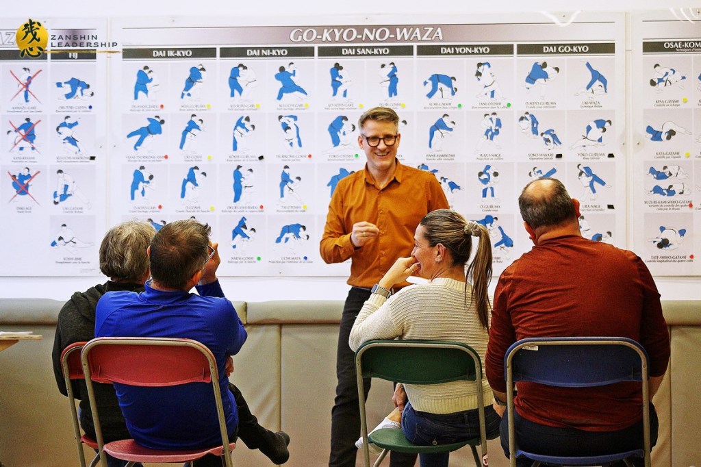 Participant prenant des notes dans un cahier.