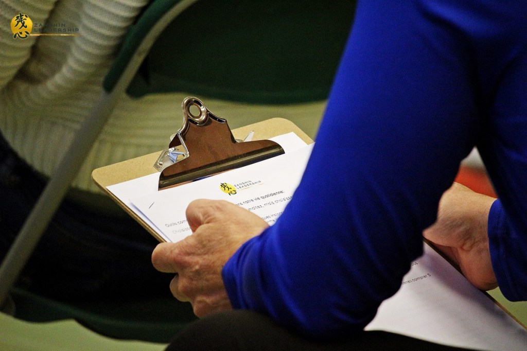 Groupe en observation silencieuse lors d’un atelier.